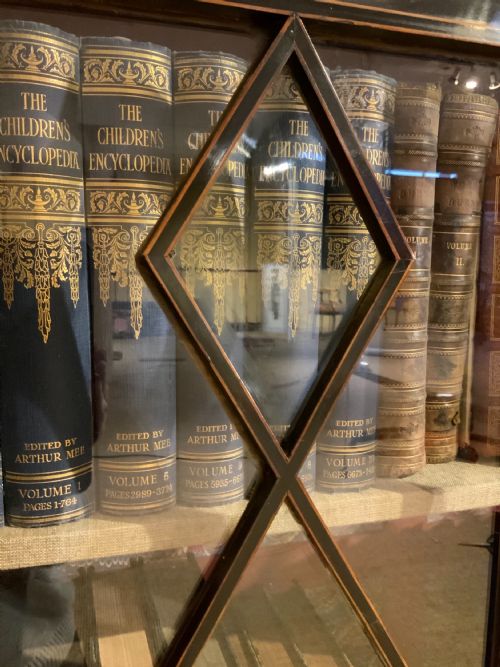 A GEORGIAN MAHOGANY GLAZED BOOKCASE - ADDITIONAL PHOTO 5