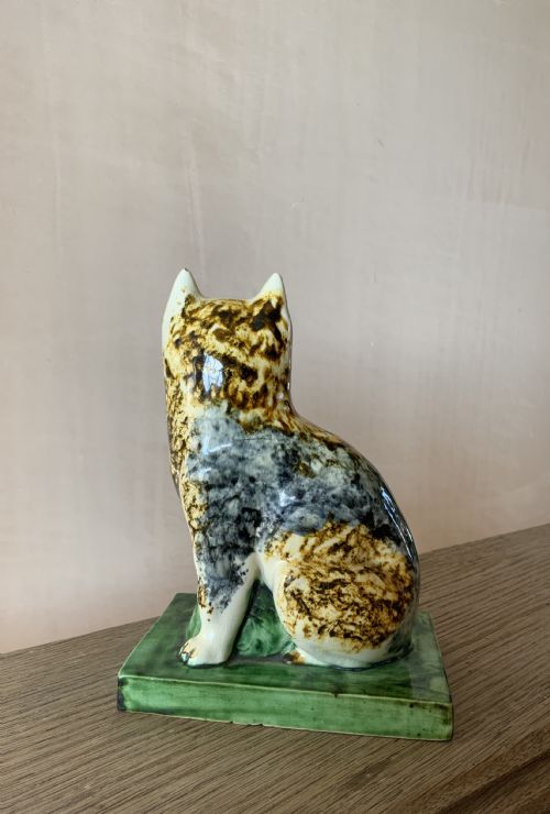 AN 18TH CENTURY ENGLISH CREAMWARE CAT - ADDITIONAL PHOTO 1