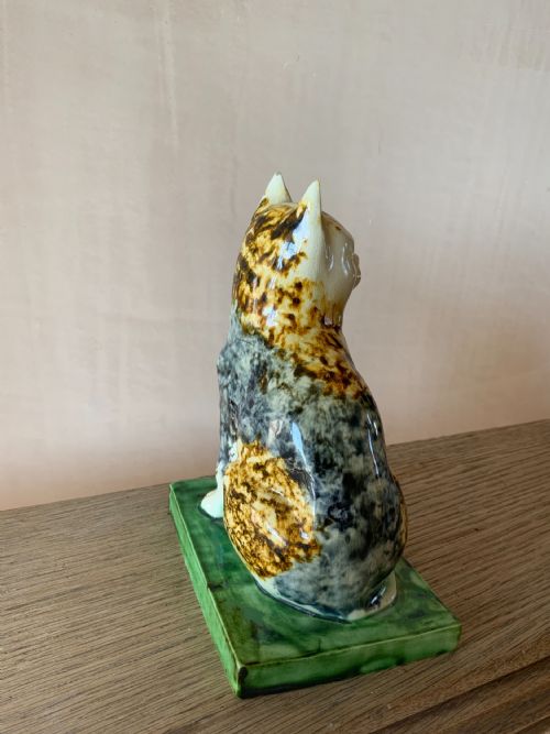 AN 18TH CENTURY ENGLISH CREAMWARE CAT - ADDITIONAL PHOTO 3