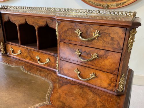 A VICTORIAN WALNUT WRITING TABLE DESK - ADDITIONAL PHOTO 4