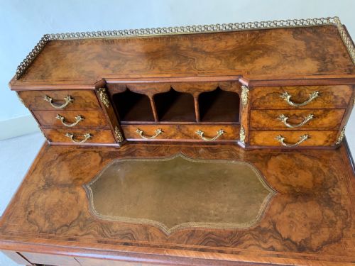 A VICTORIAN WALNUT WRITING TABLE DESK - ADDITIONAL PHOTO 6