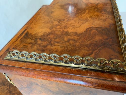 A VICTORIAN WALNUT WRITING TABLE DESK - ADDITIONAL PHOTO 12