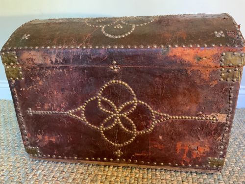 AN 18TH CENTURY RED LEATHER TRAVELLING TRUNK - ADDITIONAL PHOTO 5