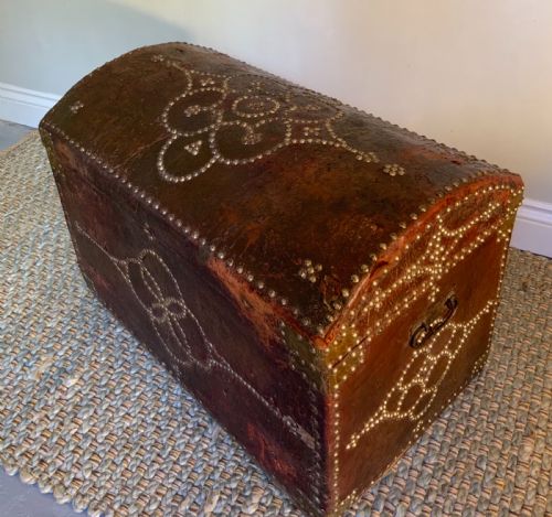 AN 18TH CENTURY RED LEATHER TRAVELLING TRUNK - ADDITIONAL PHOTO 6
