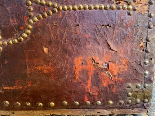 AN 18TH CENTURY RED LEATHER TRAVELLING TRUNK - ADDITIONAL PHOTO 7