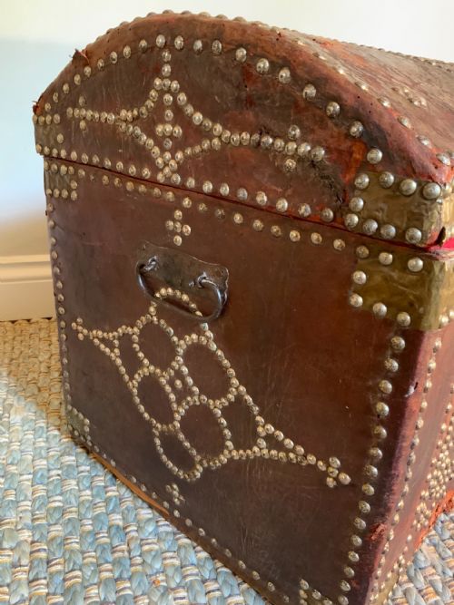 AN 18TH CENTURY RED LEATHER TRAVELLING TRUNK - ADDITIONAL PHOTO 3
