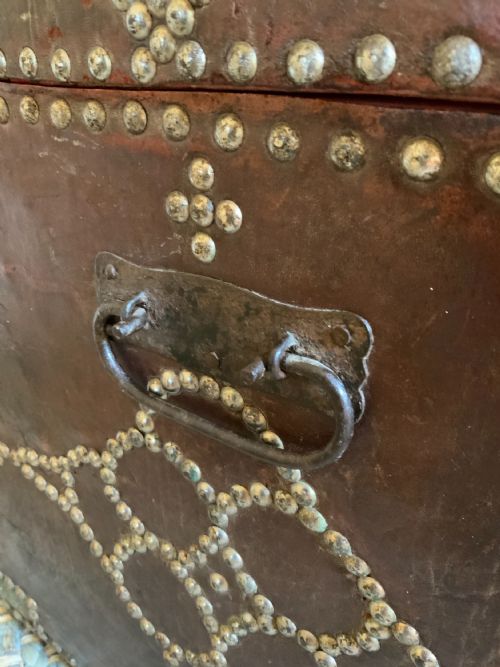 AN 18TH CENTURY RED LEATHER TRAVELLING TRUNK - ADDITIONAL PHOTO 4