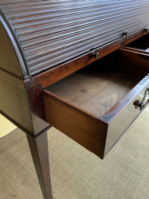 A GEORGIAN MAHOGANY DESK - ADDITIONAL PHOTO 5