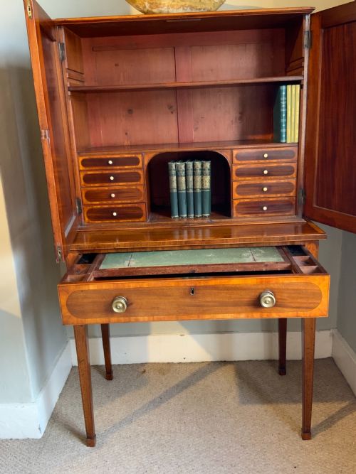 A FINE GEORGIAN MAHOGANY WRITING DESK - ADDITIONAL PHOTO 9