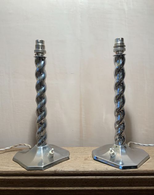 PAIR OF TABLE LAMPS - ADDITIONAL PHOTO 1