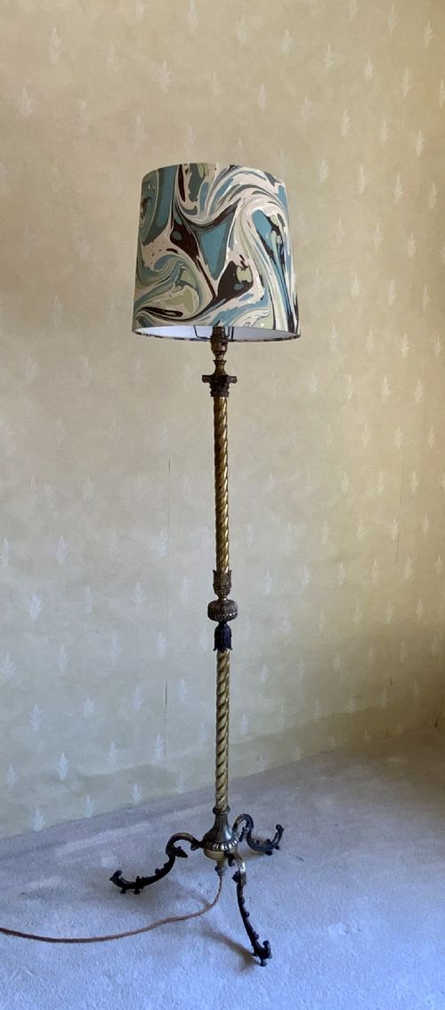 A GILT BRASS STANDARD LAMP - ADDITIONAL PHOTO 3