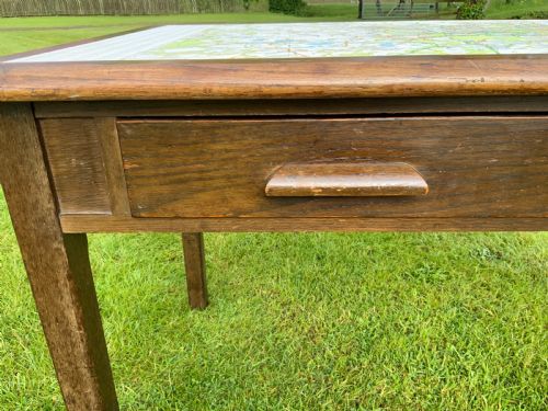 AN OAK TWO DRAWER WRITING TABLE - ADDITIONAL PHOTO 2