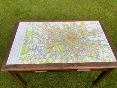 AN OAK TWO DRAWER WRITING TABLE - ADDITIONAL PHOTO 3