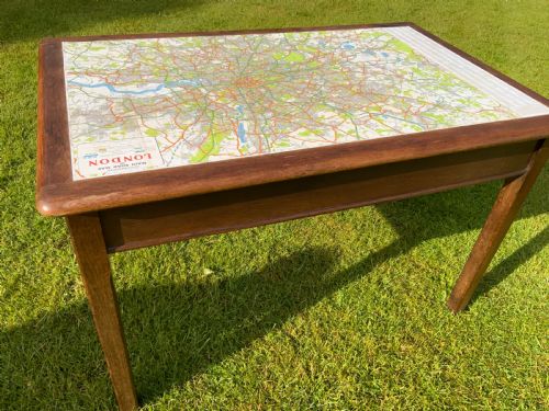 AN OAK TWO DRAWER WRITING TABLE - ADDITIONAL PHOTO 7
