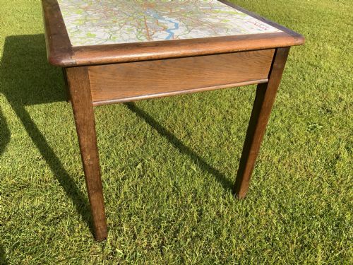 AN OAK TWO DRAWER WRITING TABLE - ADDITIONAL PHOTO 9