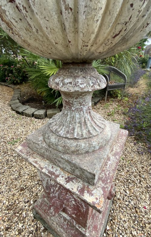 A LARGE TERRACOTTA GARDEN URN ON PLINTH - ADDITIONAL PHOTO 4