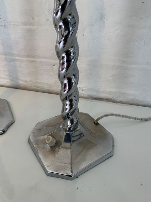 A PAIR OF CHROME PLATED TABLE LAMPS - ADDITIONAL PHOTO 1