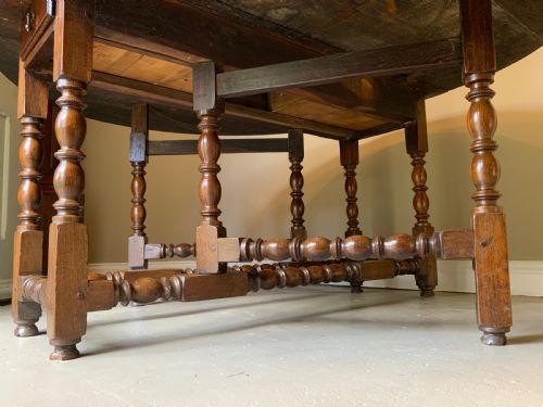A LARGE 17TH CENTURY OAK GATE LEG DINING TABLE - ADDITIONAL PHOTO 8