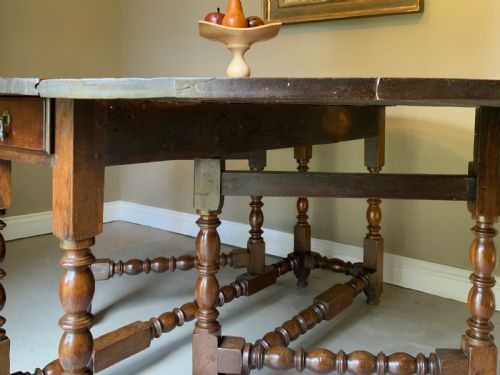 A LARGE 17TH CENTURY OAK GATE LEG DINING TABLE - ADDITIONAL PHOTO 10