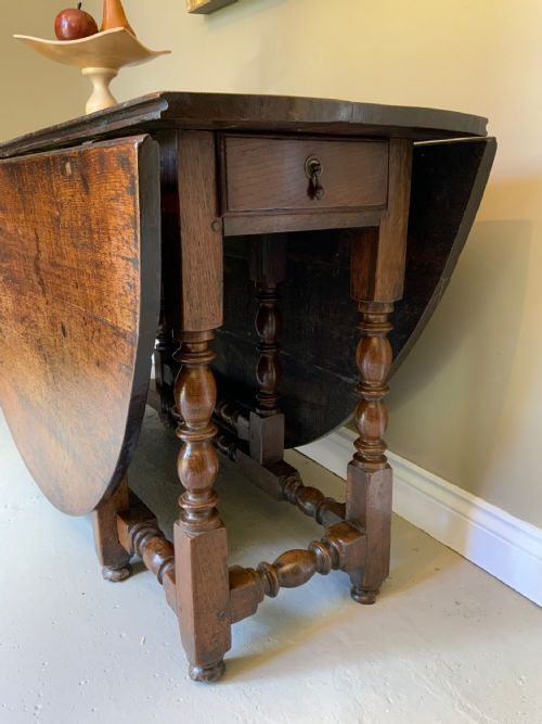 A LARGE 17TH CENTURY OAK GATE LEG DINING TABLE - ADDITIONAL PHOTO 3