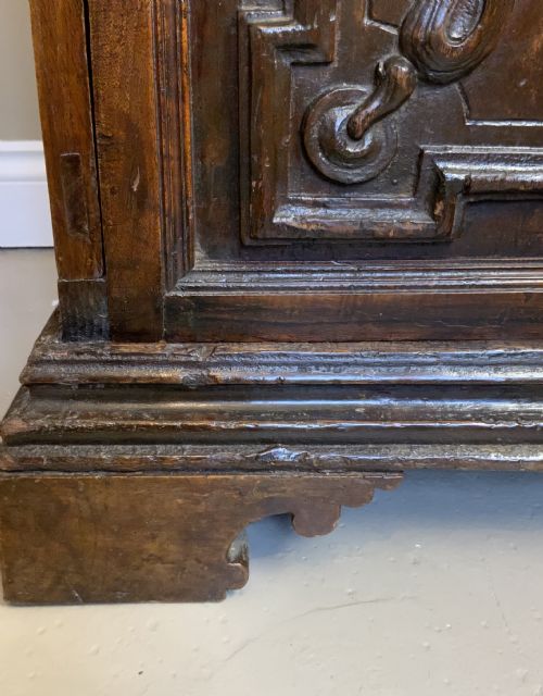 AN ITALIAN WALNUT BAROQUE CABINET - ADDITIONAL PHOTO 4