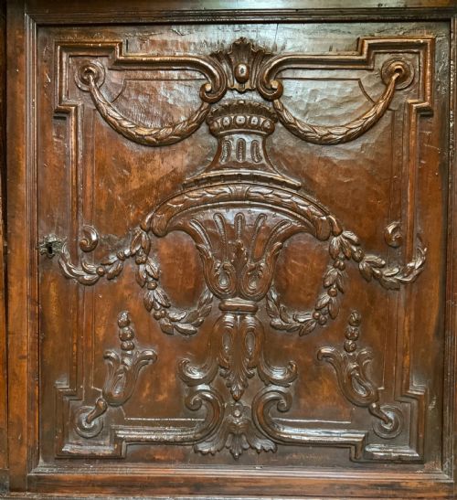 AN ITALIAN WALNUT BAROQUE CABINET - ADDITIONAL PHOTO 12