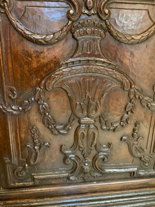 AN ITALIAN WALNUT BAROQUE CABINET - ADDITIONAL PHOTO 5