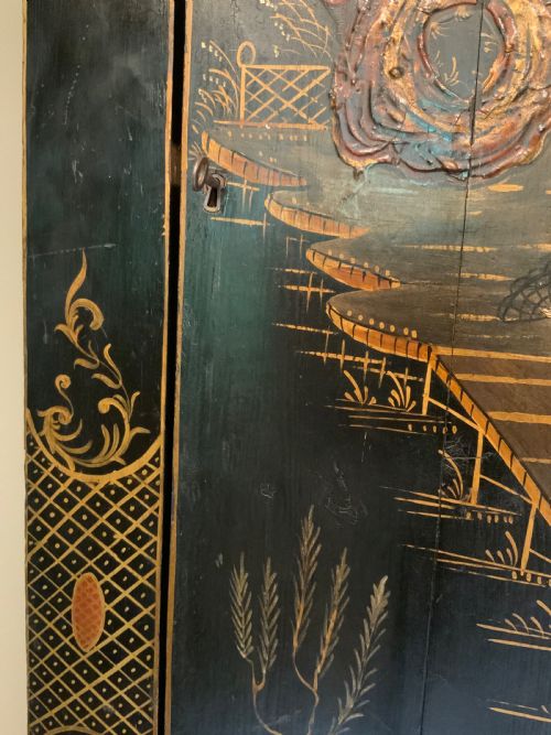 A CHINOISERIE DECORATED FLOOR STANDING CORNER CABINET - ADDITIONAL PHOTO 3