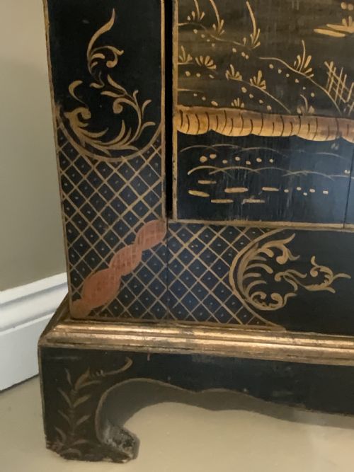 A CHINOISERIE DECORATED FLOOR STANDING CORNER CABINET - ADDITIONAL PHOTO 4