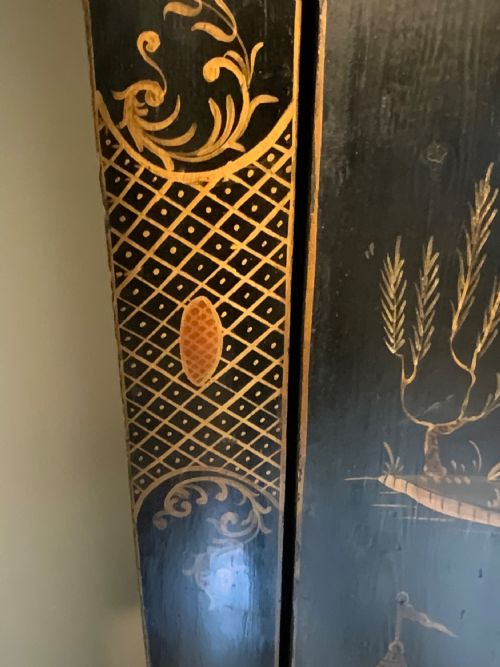 A CHINOISERIE DECORATED FLOOR STANDING CORNER CABINET - ADDITIONAL PHOTO 8