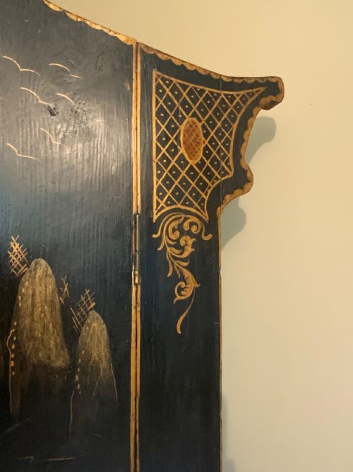 A CHINOISERIE DECORATED FLOOR STANDING CORNER CABINET - ADDITIONAL PHOTO 12