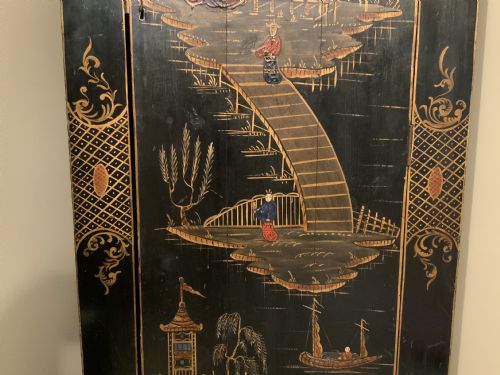 A CHINOISERIE DECORATED FLOOR STANDING CORNER CABINET - ADDITIONAL PHOTO 2