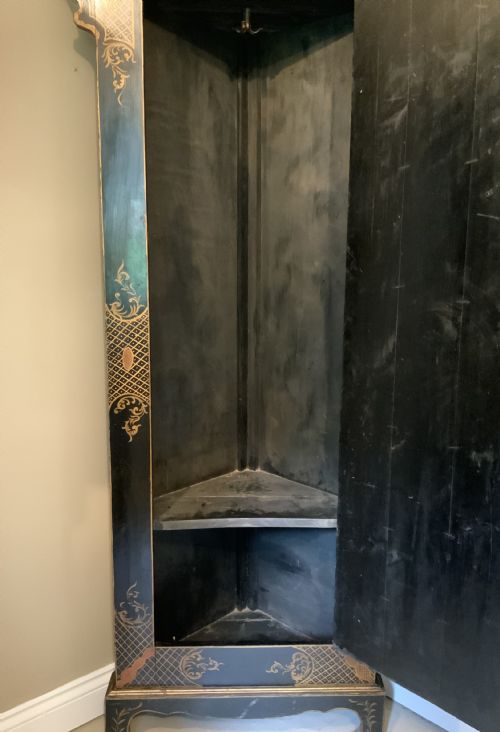 A CHINOISERIE DECORATED FLOOR STANDING CORNER CABINET - ADDITIONAL PHOTO 13