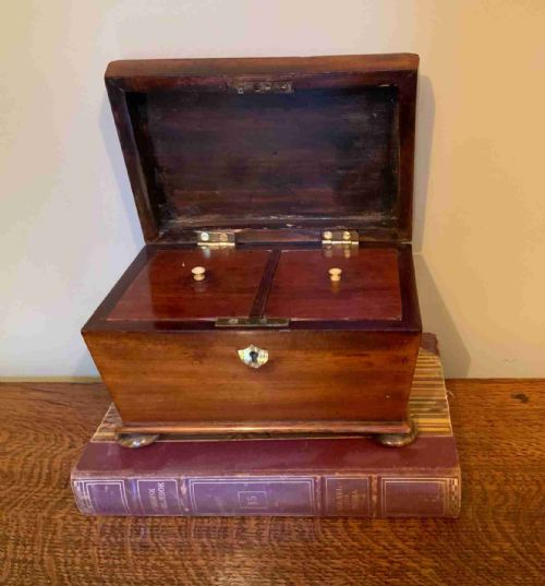 A GEORGIAN MAHOGANY TEA CADDY - ADDITIONAL PHOTO 2