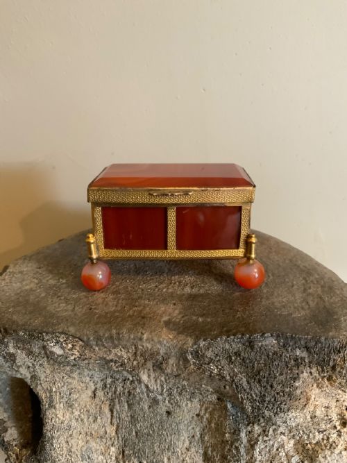 AN AGATE AND ORMOLU MOUNTED BOX - ADDITIONAL PHOTO 1