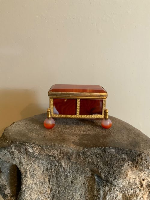 AN AGATE AND ORMOLU MOUNTED BOX - ADDITIONAL PHOTO 3
