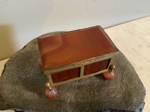 AN AGATE AND ORMOLU MOUNTED BOX - ADDITIONAL PHOTO 2