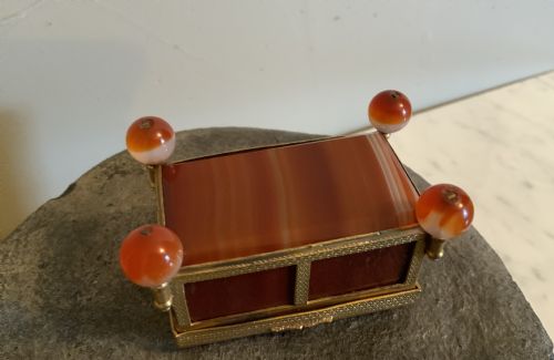 AN AGATE AND ORMOLU MOUNTED BOX - ADDITIONAL PHOTO 5