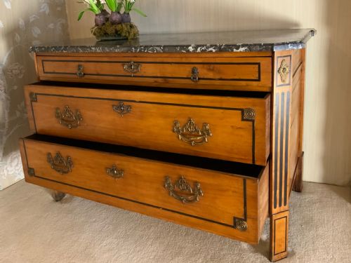 A LATE 18TH CENTURY MARBLE TOPPED COMMODE - ADDITIONAL PHOTO 2