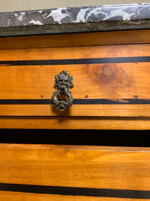 A LATE 18TH CENTURY MARBLE TOPPED COMMODE - ADDITIONAL PHOTO 6