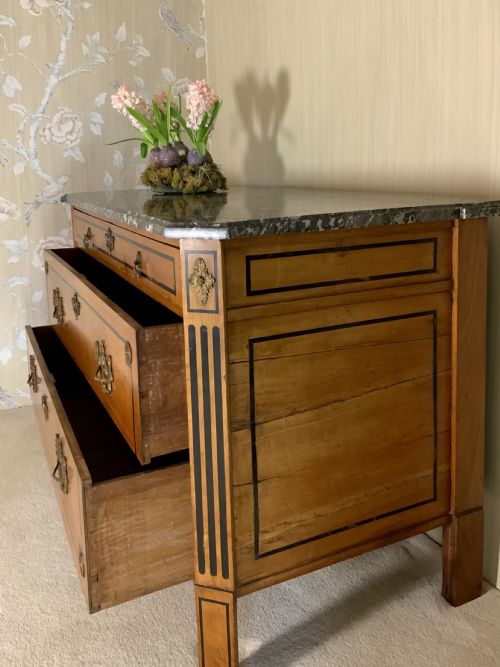 A LATE 18TH CENTURY MARBLE TOPPED COMMODE - ADDITIONAL PHOTO 12