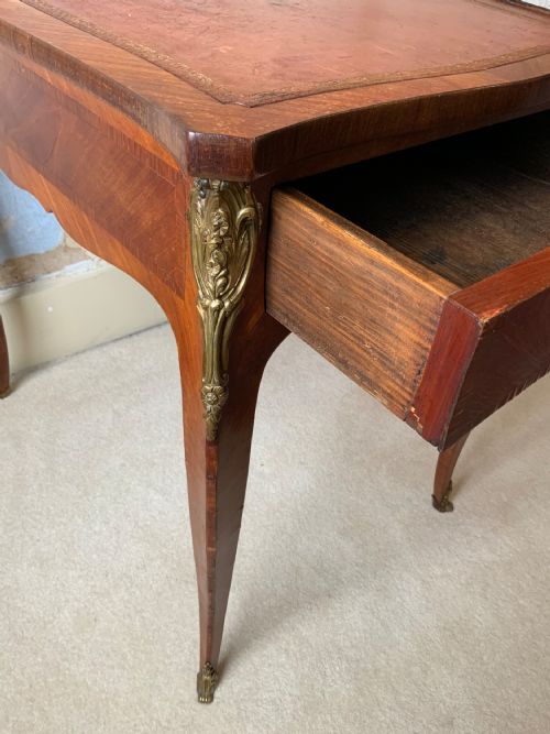 A 19TH CENTURY LEATHER TOPPED WRITING TABLE - ADDITIONAL PHOTO 5