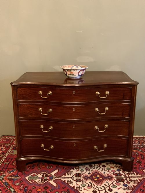 a george iii serpentine chest of drawers - CATEGORY: ANTIQUE CHEST OF DRAWERS - DATED 18TH CENTURY