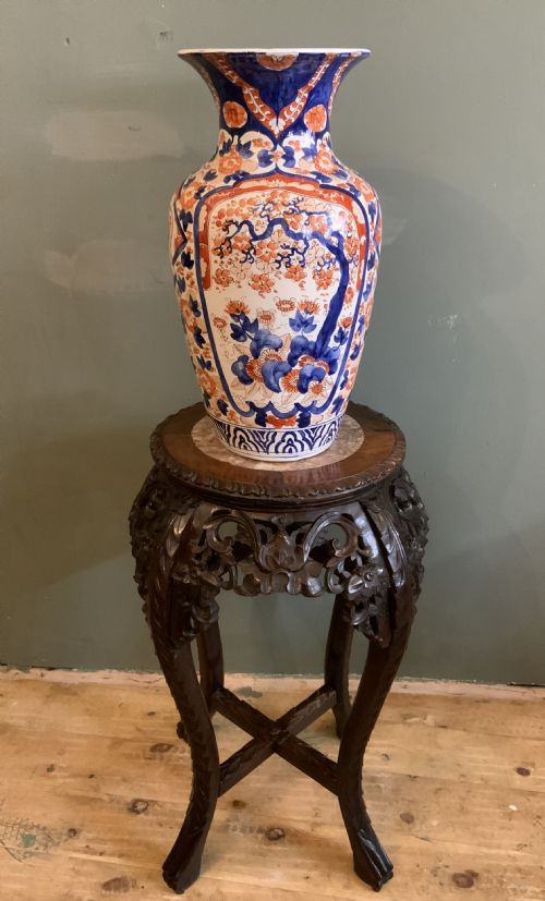 A GARNITURE OF 3 LARGE JAPANESE IMARI VASES - ADDITIONAL PHOTO 1