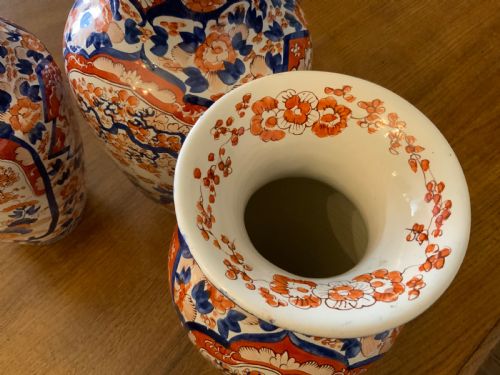 A GARNITURE OF 3 LARGE JAPANESE IMARI VASES - ADDITIONAL PHOTO 4
