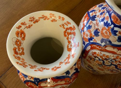 A GARNITURE OF 3 LARGE JAPANESE IMARI VASES - ADDITIONAL PHOTO 5