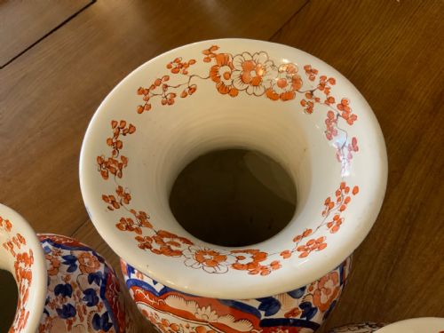 A GARNITURE OF 3 LARGE JAPANESE IMARI VASES - ADDITIONAL PHOTO 6