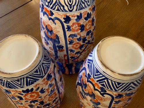 A GARNITURE OF 3 LARGE JAPANESE IMARI VASES - ADDITIONAL PHOTO 8