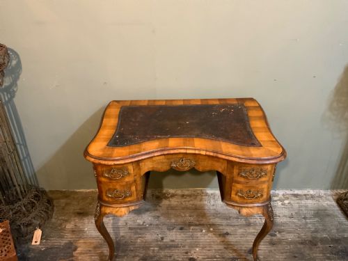 A WALNUT WRITING TABLE - ADDITIONAL PHOTO 2