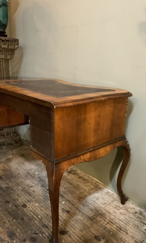 A WALNUT WRITING TABLE - ADDITIONAL PHOTO 6